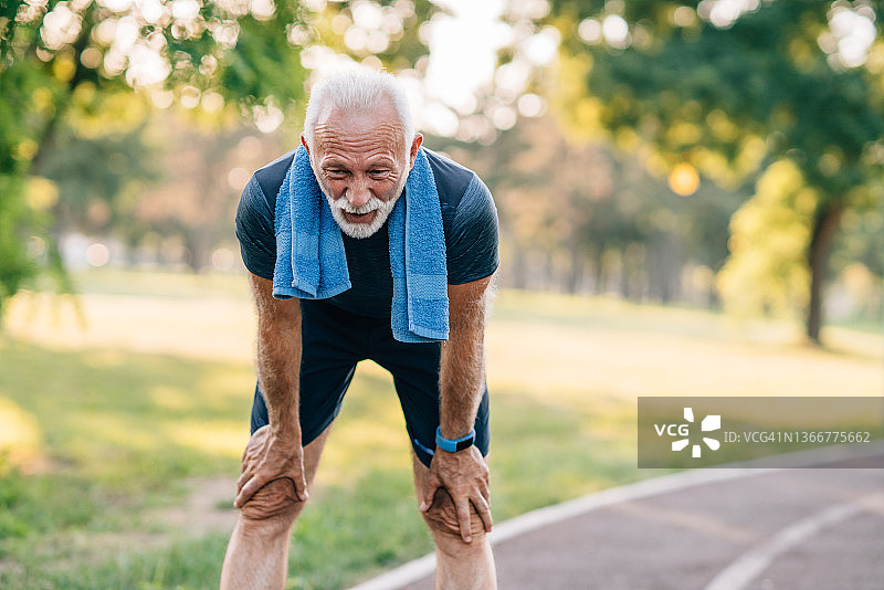 在公园锻炼后休息的老年男人图片素材