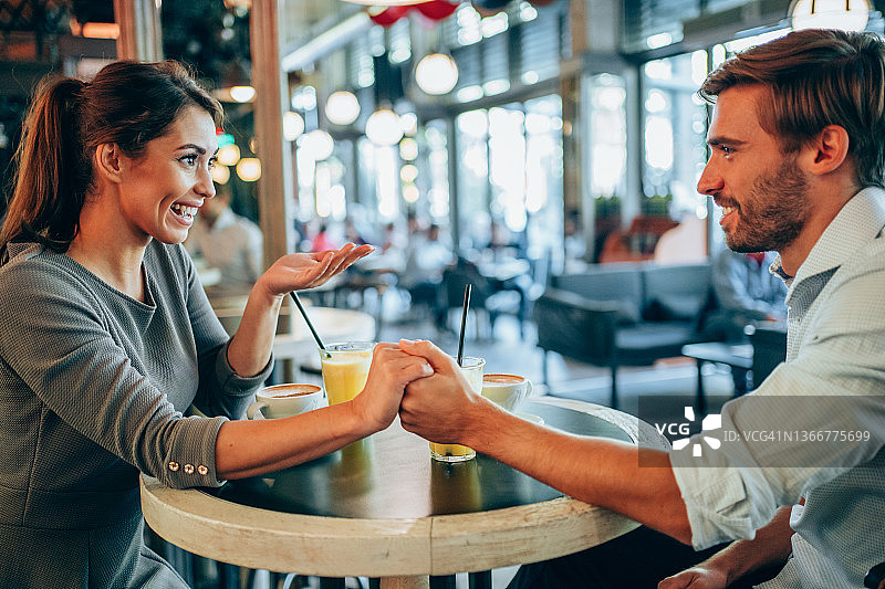 情侣在咖啡馆约会图片素材