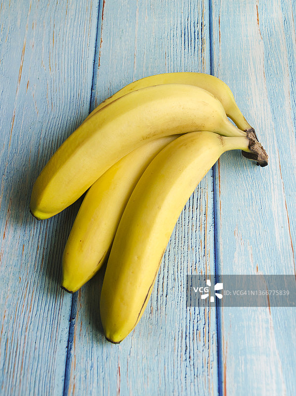 蓝色背景上的香蕉图片素材