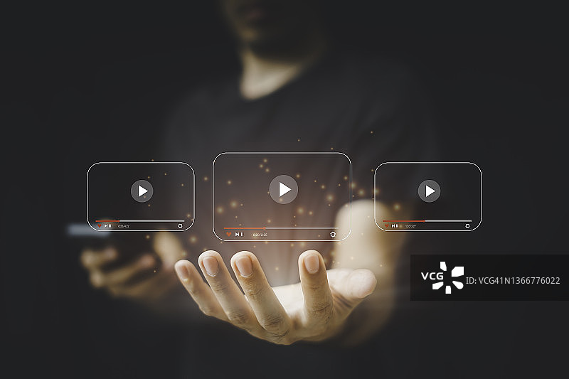 在热门在线平台上观看电影和听音乐的互联网视频流图片素材