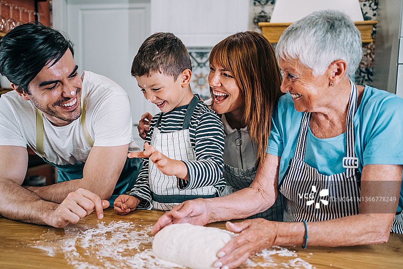 多代同堂的家庭在厨房里玩得很开心图片素材