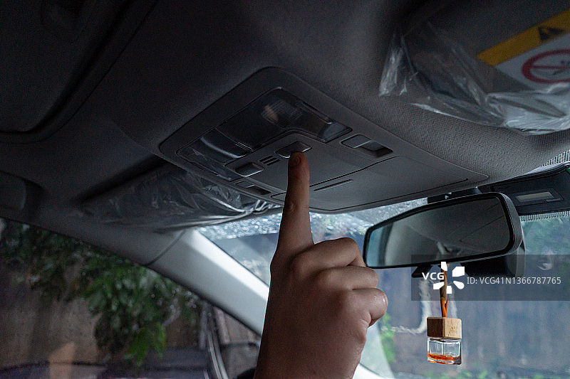 打开汽车的室内灯图片素材