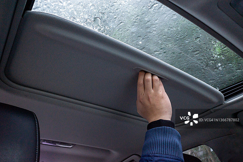 手动打开汽车天窗图片素材