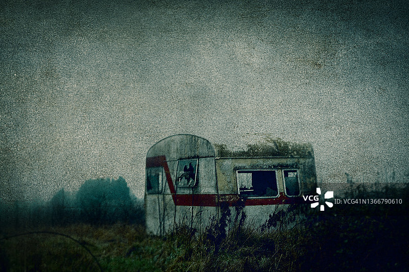 冬季乡间的废弃破旧大篷车图片素材