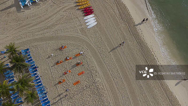 日出时分的加勒比海滩航拍图片素材