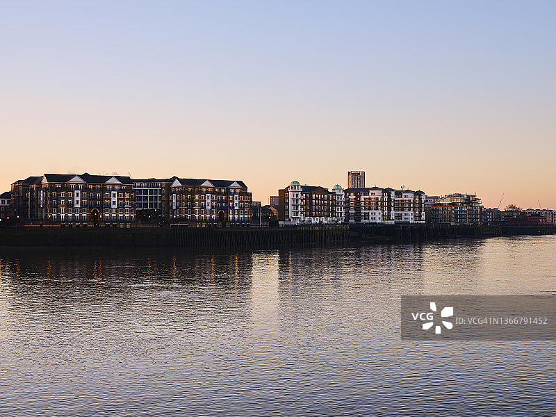 泰晤士河畔的住宅图片素材