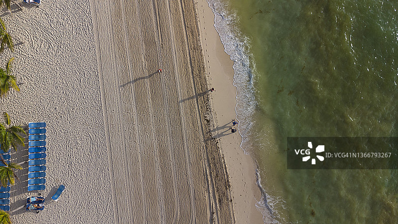 日出时分的加勒比海滩航拍图片素材