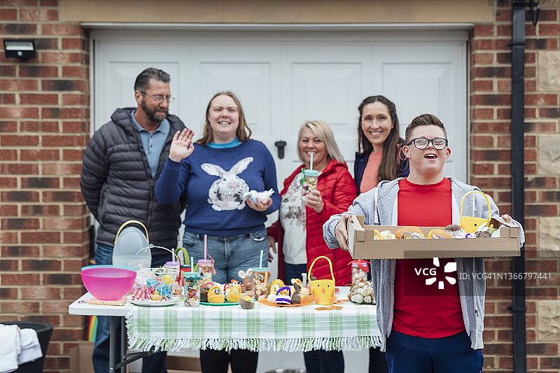 一家人举办复活节庭院甩卖会图片素材