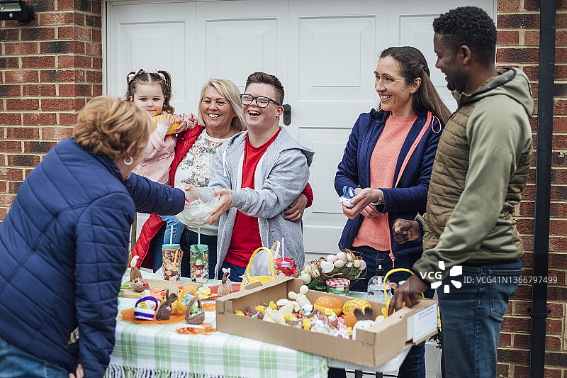 在庭院旧货出售中赚钱图片素材