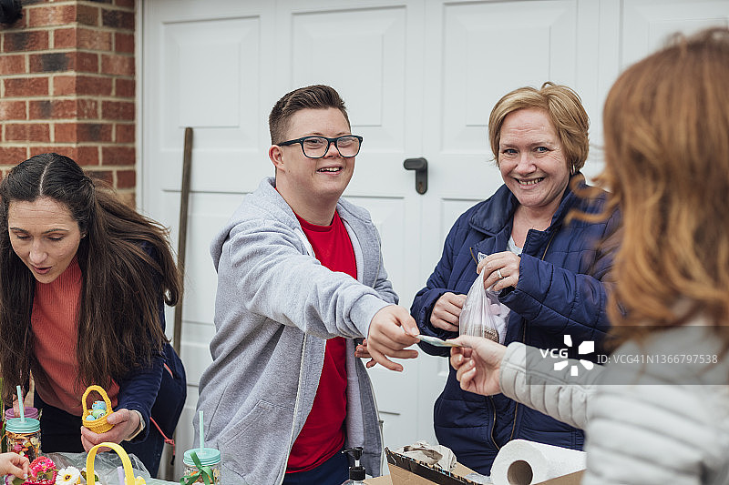 在庭院旧货出售会上购买商品图片素材