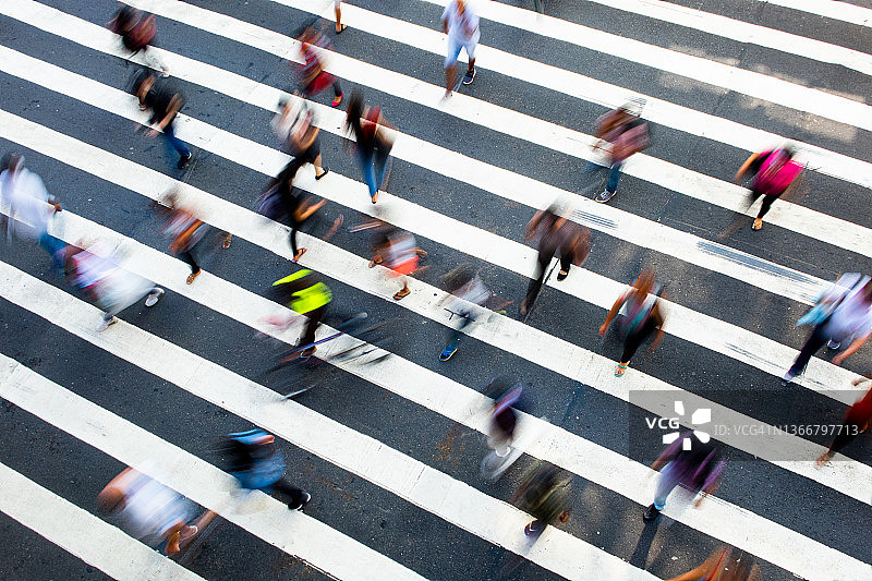 人行横道上的行人- 动态模糊 - 长时间曝光图片素材