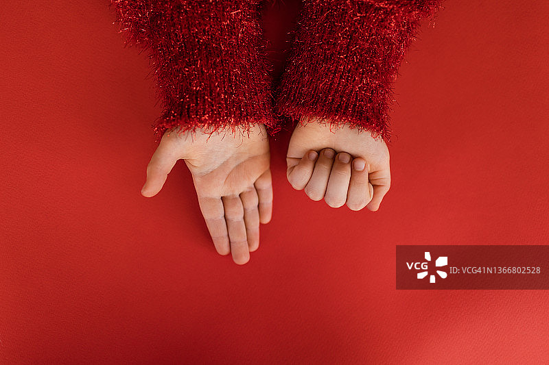 藏在拳头里，手掌是张开的图片素材