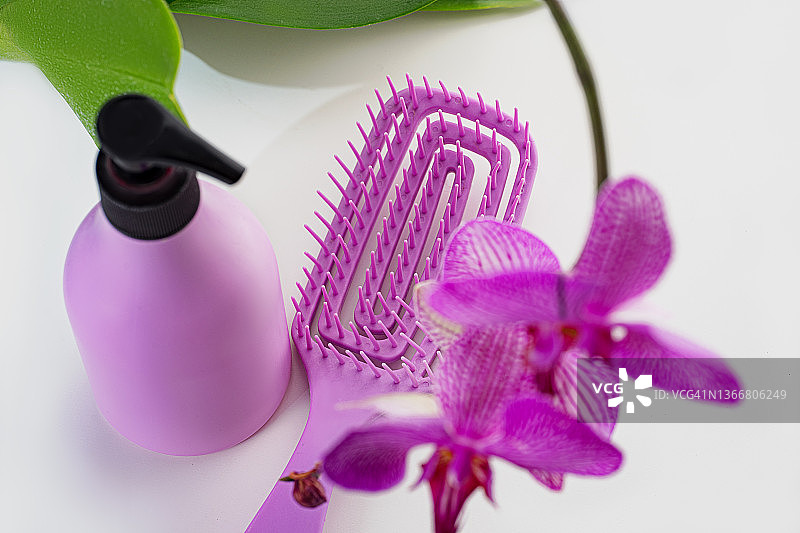 粉紫色兰花、洗发水和硅胶淋浴刷图片素材