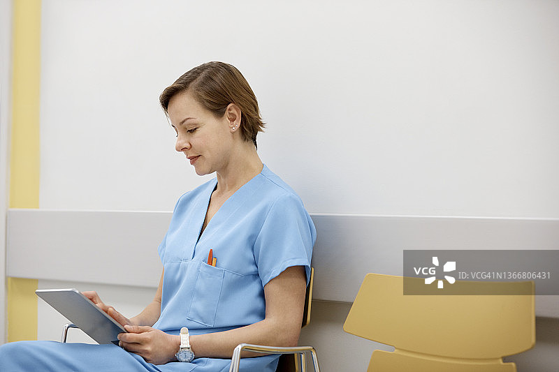 在医院里使用平板电脑的护士图片素材