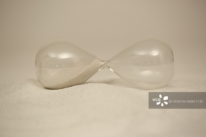 沙子上的沙漏图片素材