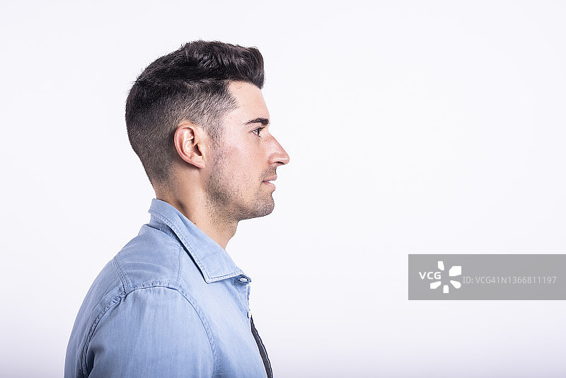 白底蓝衬衫的侧脸男人图片素材