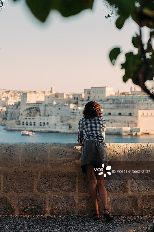 时尚女郎眺望防波堤的后视图图片素材