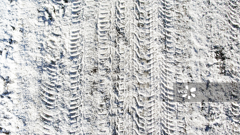 法国冬季道路上的雪地轮胎痕迹图片素材