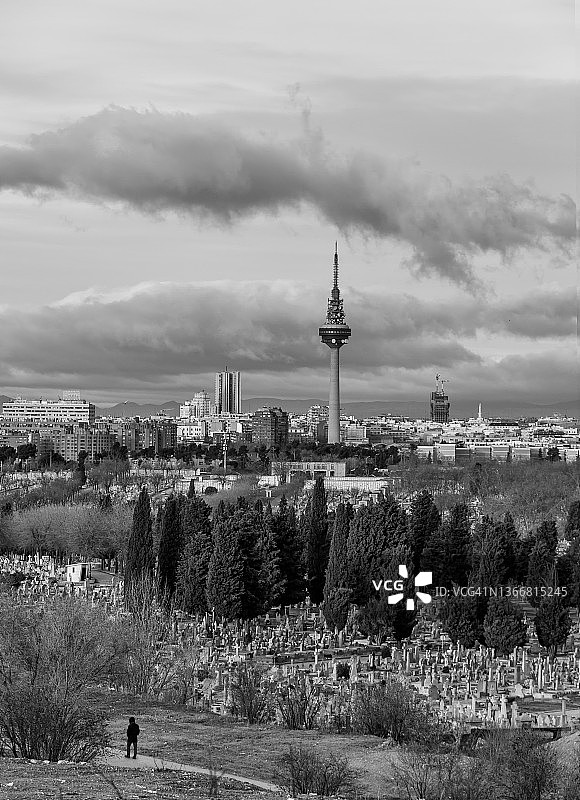 从东面看马德里，前景是阿尔穆德纳公墓图片素材