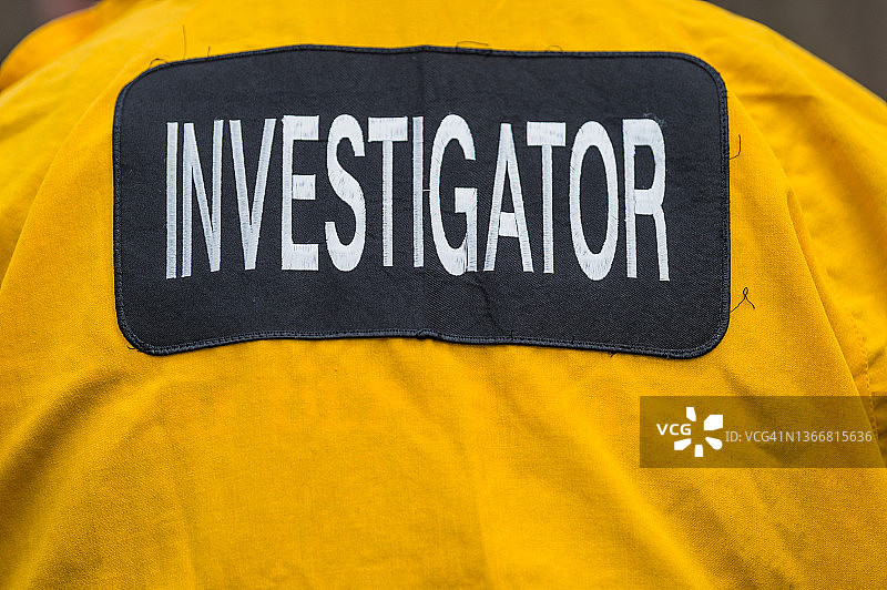 夹克背面的执法或火灾调查员身份标识图片素材