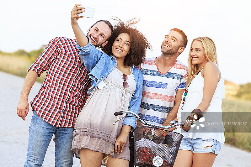 朋友们在路上快乐地自拍图片素材