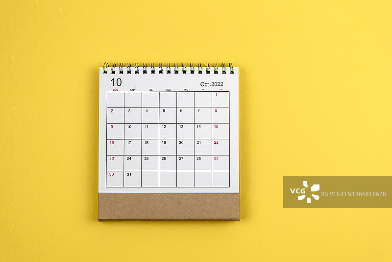 黄色背景上的2022年10月日历图片素材