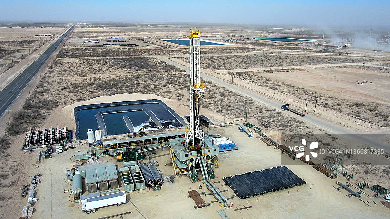 新墨西哥州日出时分的石油或天然气钻井水力压裂装置无人机视角图片素材