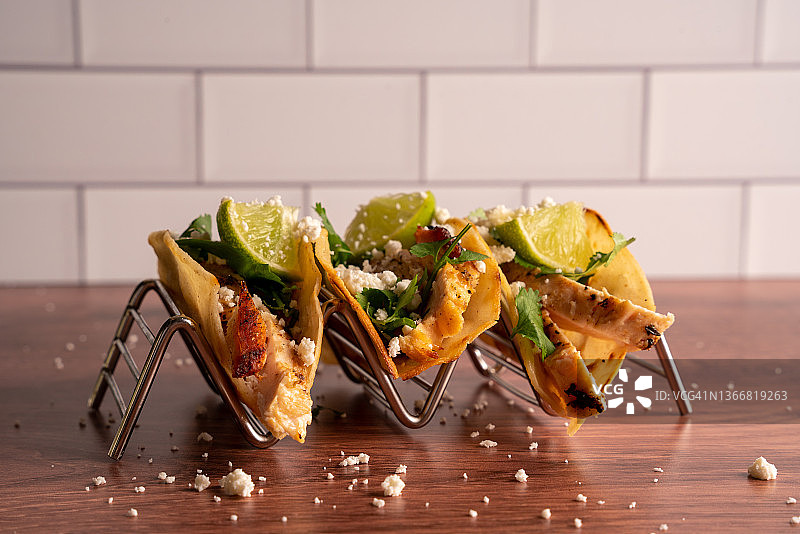 美味烤鸡肉街头玉米饼图片素材