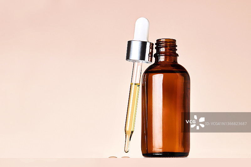 深色精油玻璃瓶图片素材