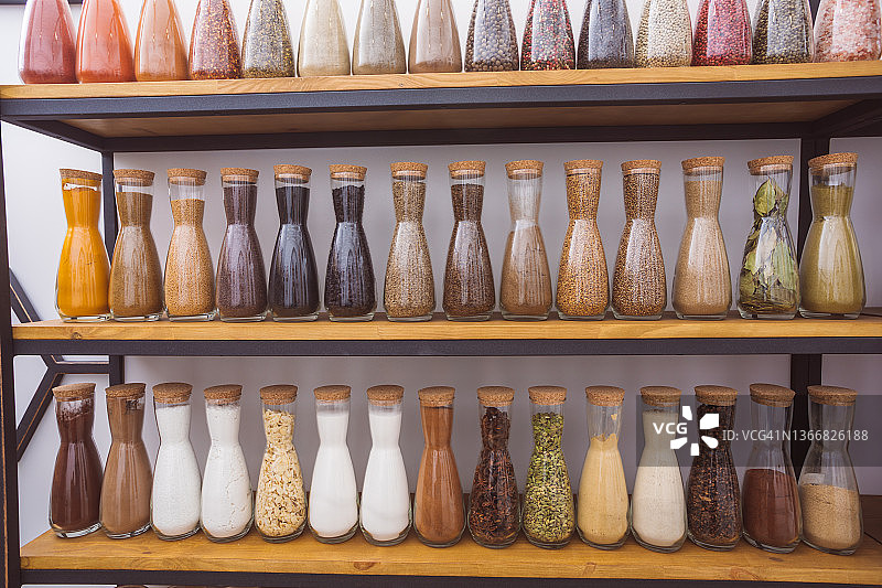 杂货店里装有配料的玻璃罐图片素材