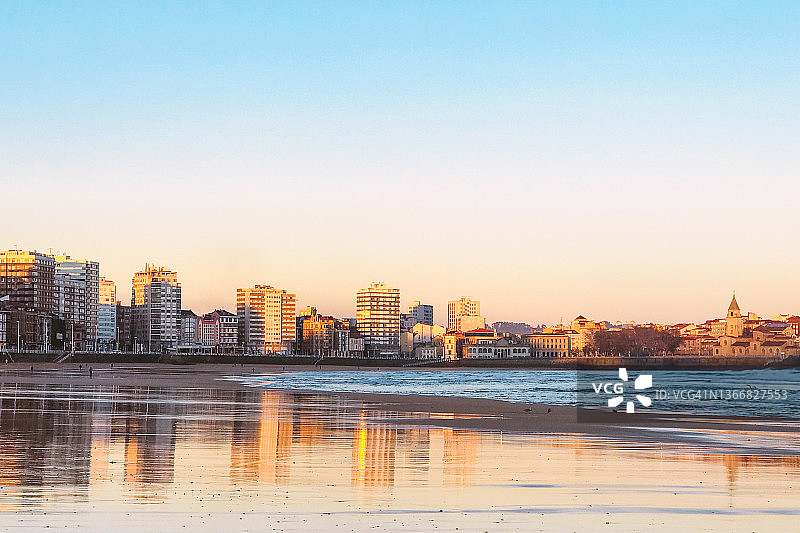 日出时分，希洪圣洛伦索海滩的退潮景象图片素材