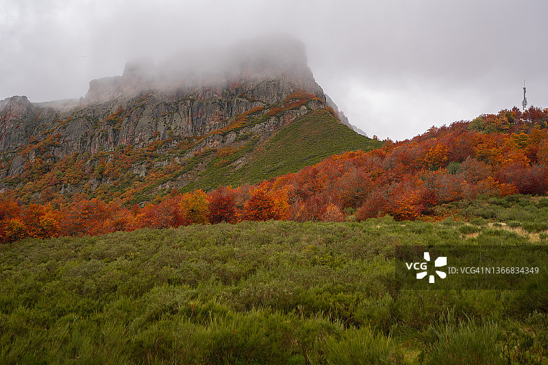 西班牙欧洲之峰国家公园秋日多云山景图片素材