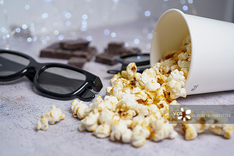 爆米花、3D眼镜和巧克力图片素材