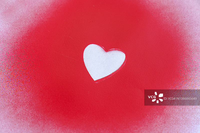 红色纸上的手绘爱心图片素材