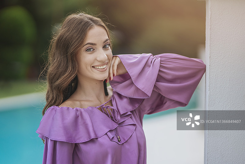 微笑的年轻女子的肖像图片素材