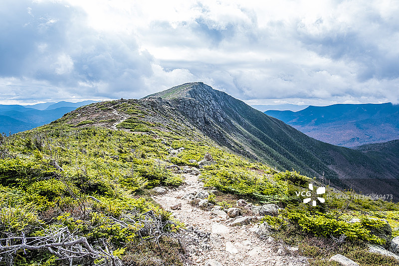 在山区徒步旅行图片素材