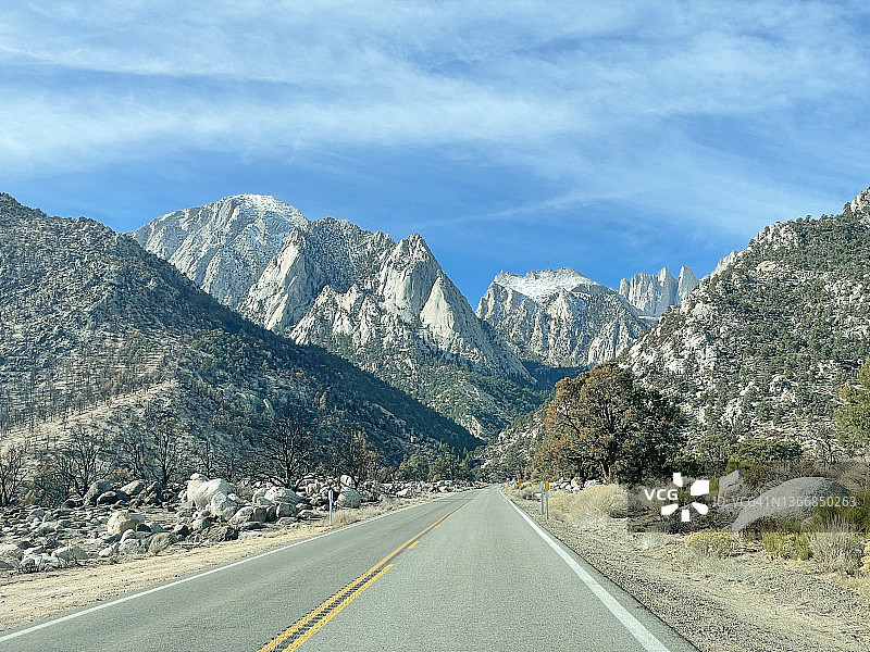 通往惠特尼山的道路，近加利福尼亚州孤松，可欣赏阿拉巴马山和内华达山脉图片素材