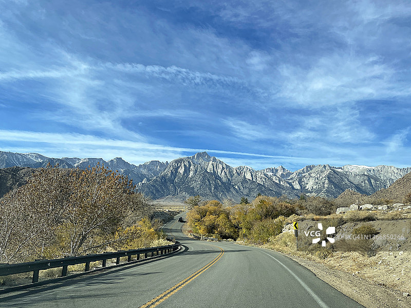 通往惠特尼山的道路，近加利福尼亚州孤松，可欣赏阿拉巴马山和内华达山脉图片素材