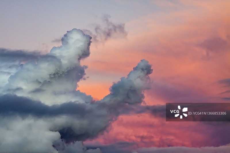 粉色背景的壮观云景图片素材