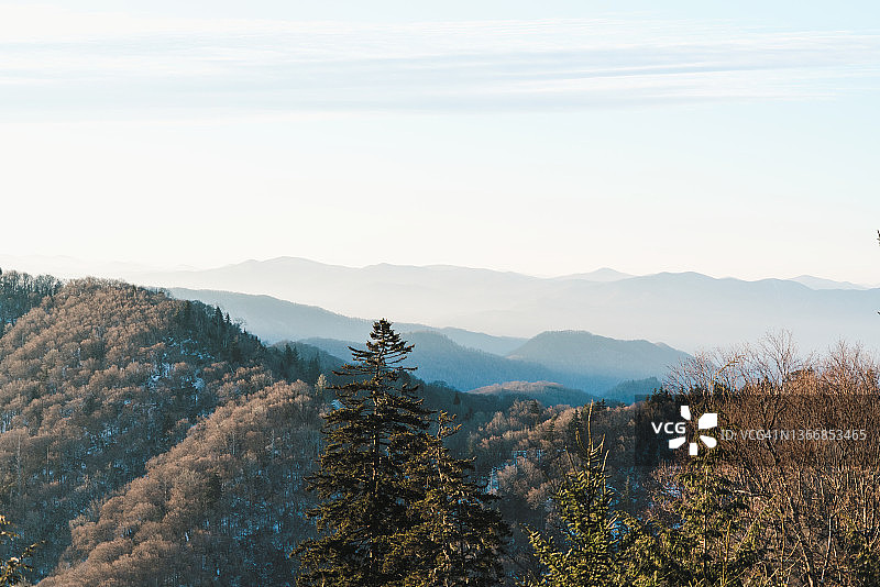 山顶上的雪景图片素材