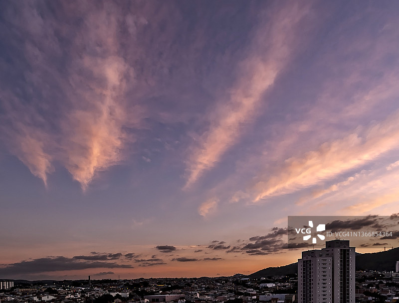 日落时分的粉色卷积云图片素材