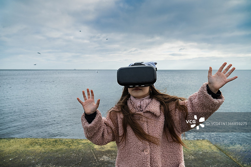 VR眼镜：现代儿童和成人的娱乐方式图片素材