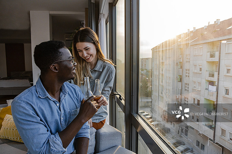 为新的开始举杯庆祝图片素材