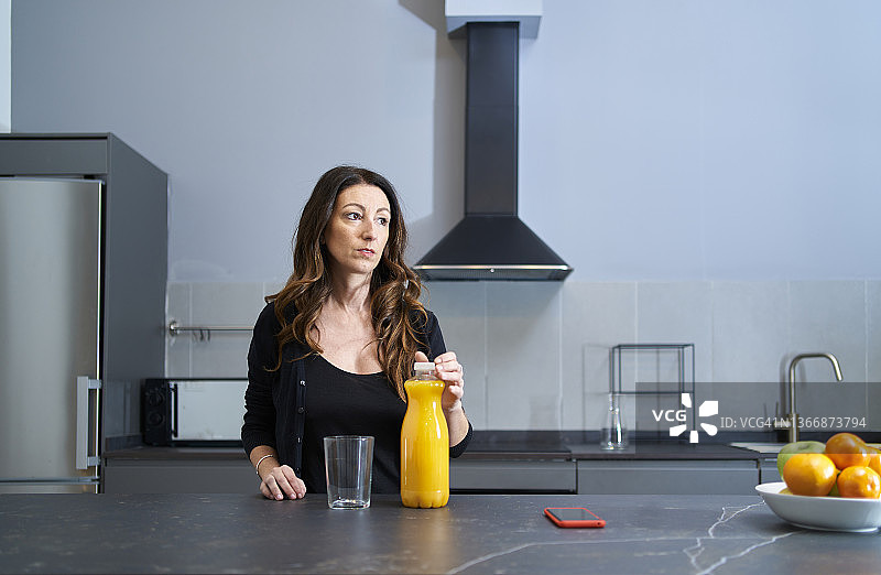 表情悲伤，直视镜头的女子正面图图片素材