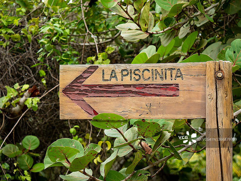 哥伦比亚泰rona公园“小水池海滩”的红色箭头标志图片素材