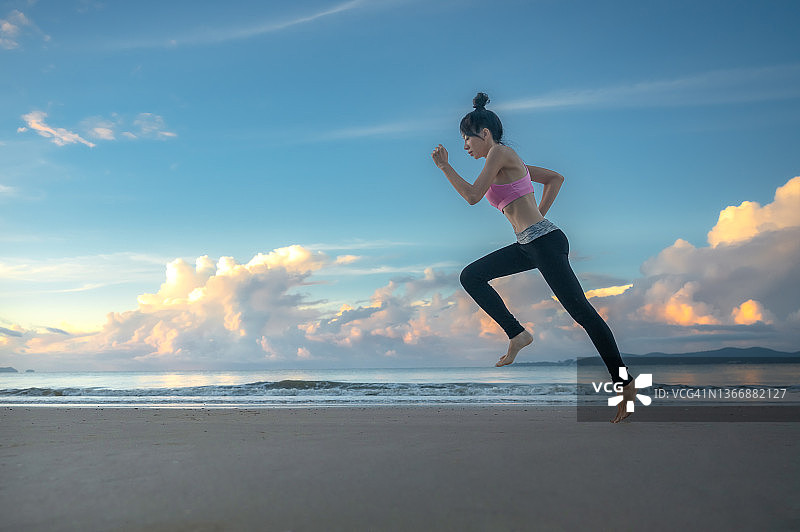 海滩上的律动图片素材