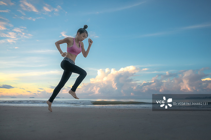 海滩上的律动图片素材