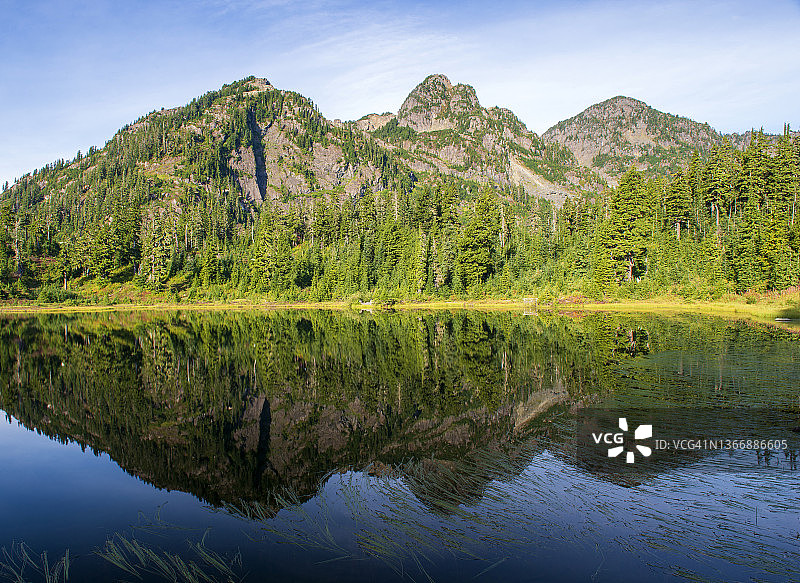 日出时分，湖中山峰倒影图片素材
