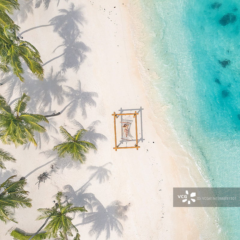 俯瞰女人沙滩吊床图片素材