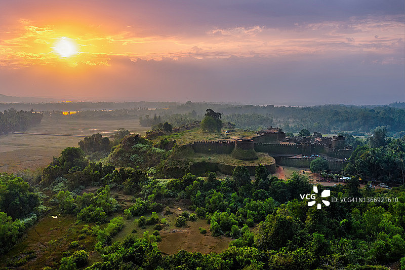 米尔扬堡日落鸟瞰图图片素材
